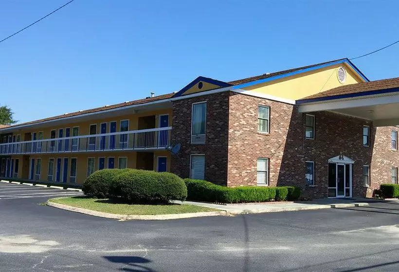 مُتل Claxton Inn