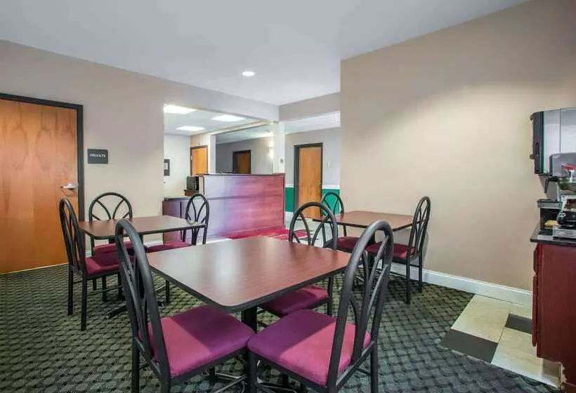 בית מלון כפרי Econo Lodge Harrisburg Hershey