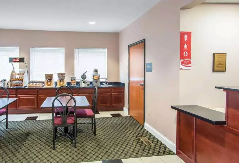 בית מלון כפרי Econo Lodge Harrisburg Hershey