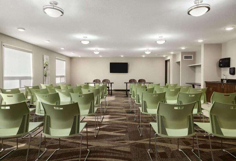 هتل Home Inn And Suites Lloydminster