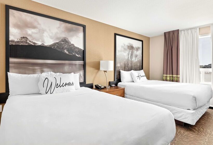 هتل Home Inn And Suites Lloydminster