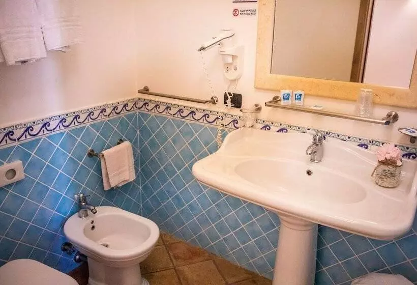 هتل Th Le Castella Baia Degli Dei Village