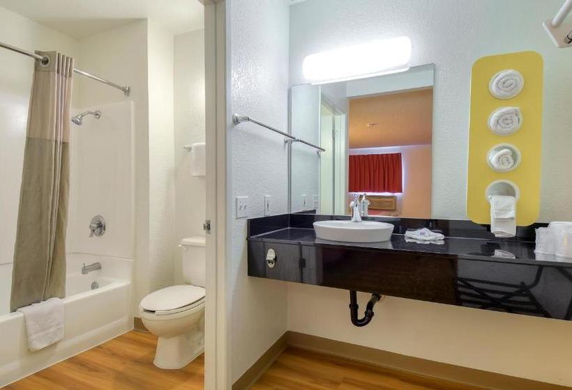 Motel 6 Los Angeles Harbor City