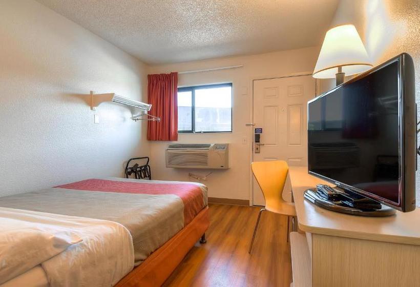 Motel 6 Los Angeles Harbor City