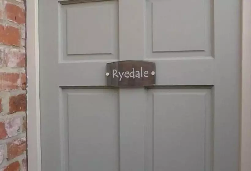 ベッドアンドブレックファースト The Poplars Rooms & Cottages