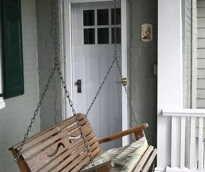 By The Side Of The Road Bed & Breakfast