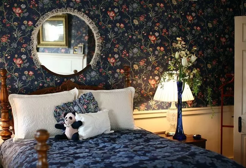 By The Side Of The Road Bed & Breakfast