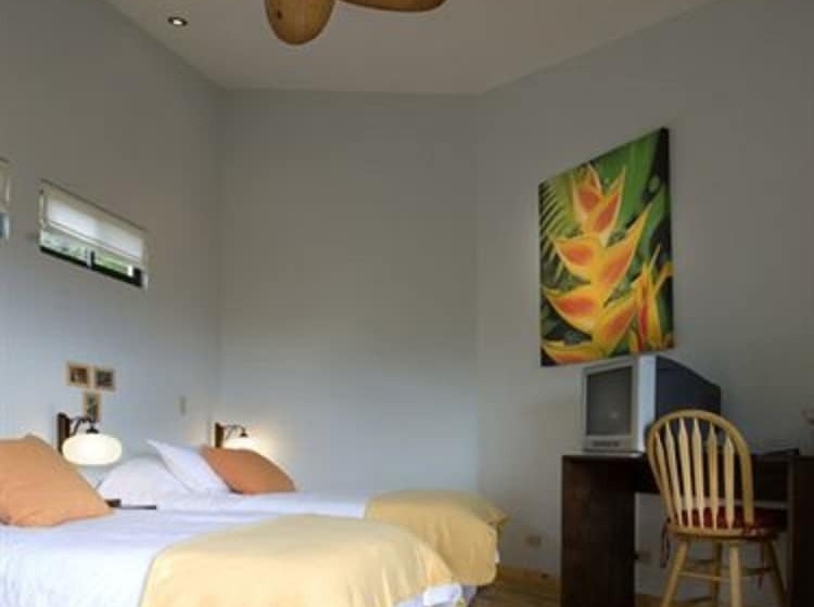 فندق Out Of Bounds