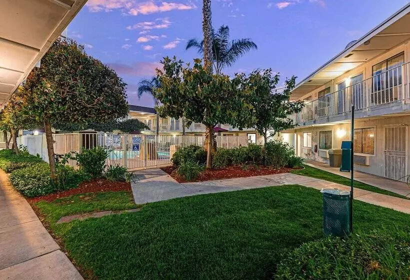 Motel 6temecula, Ca  Historic Old Town