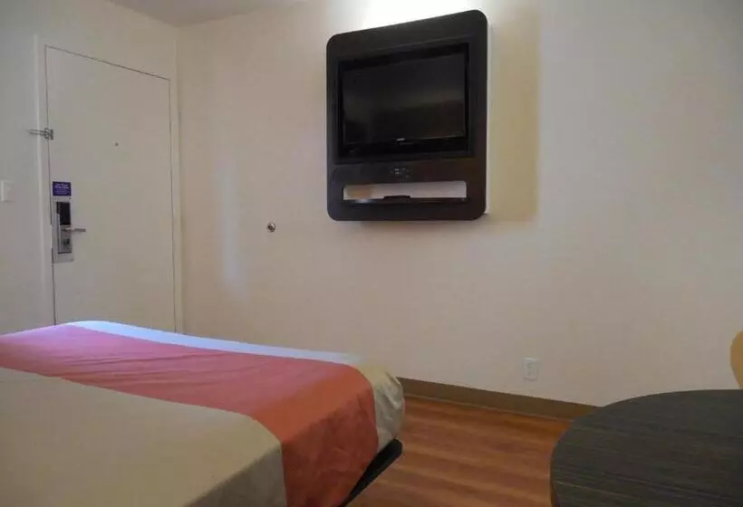 Motel 6temecula, Ca  Historic Old Town