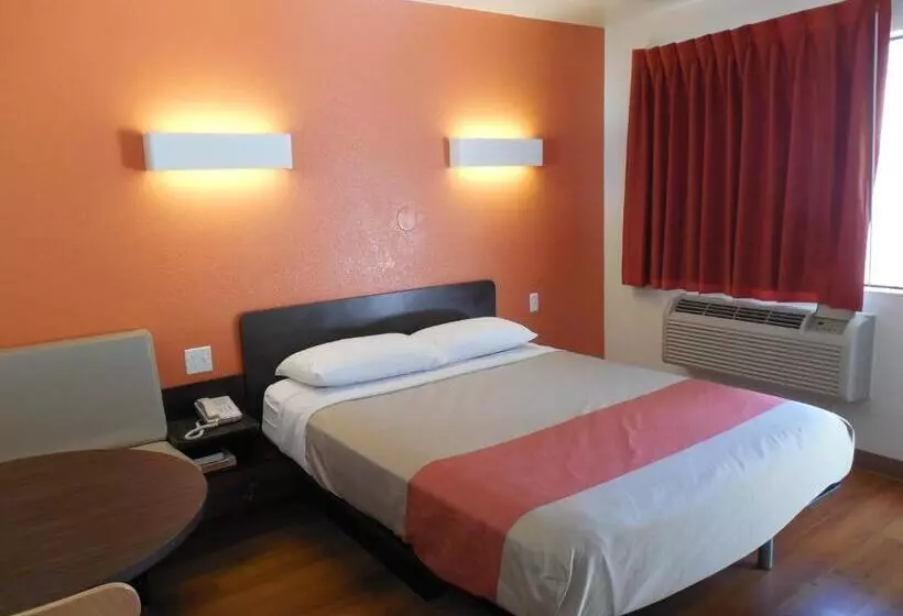 Motel 6temecula, Ca  Historic Old Town