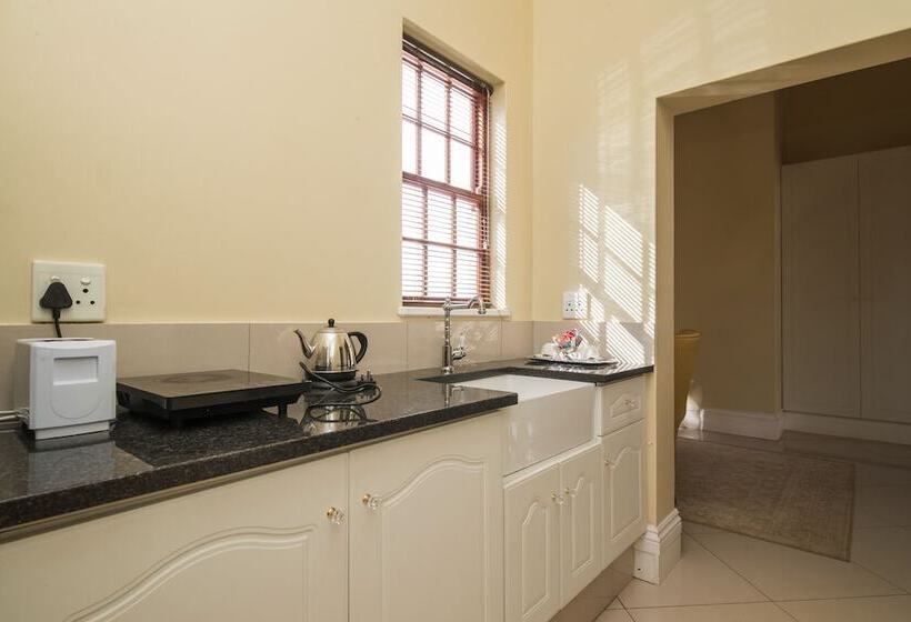 פנסיון Cricklewood Manor