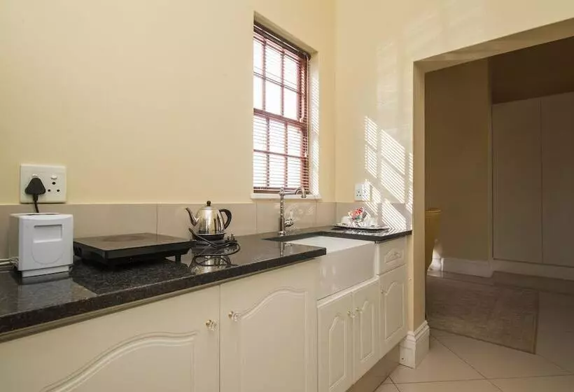 پانسیون Cricklewood Manor