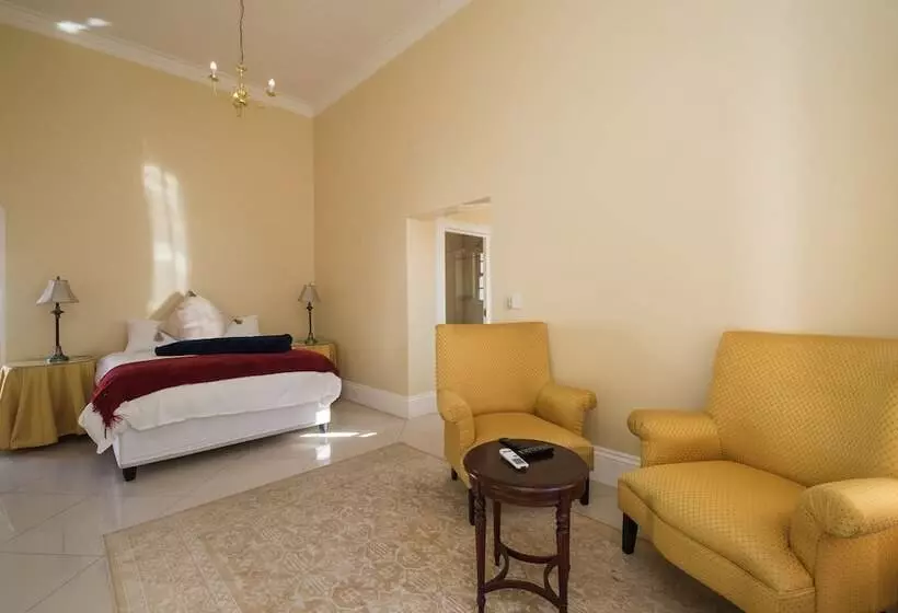 پانسیون Cricklewood Manor