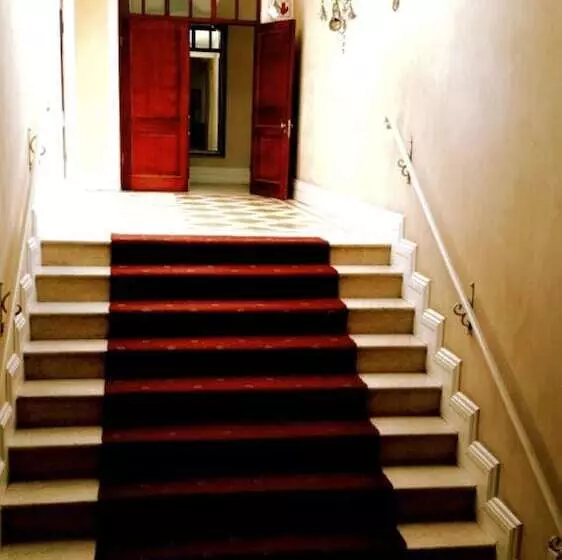 پانسیون Cricklewood Manor