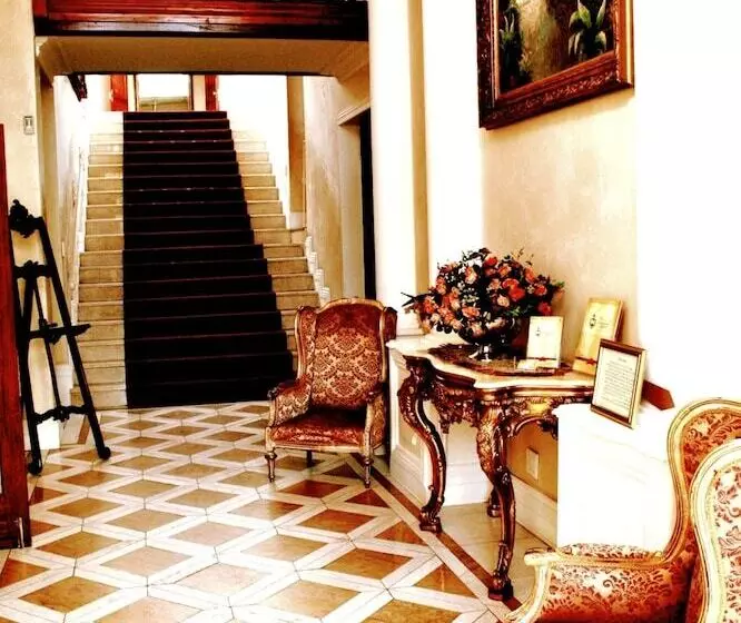 پانسیون Cricklewood Manor