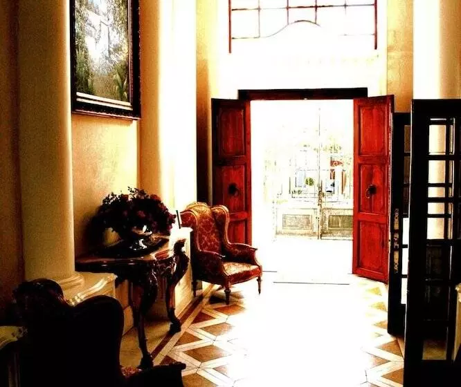 پانسیون Cricklewood Manor