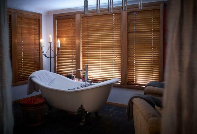 צימר Tomah Retreat Studio Chill With Fireplace And Clawfoot Bath