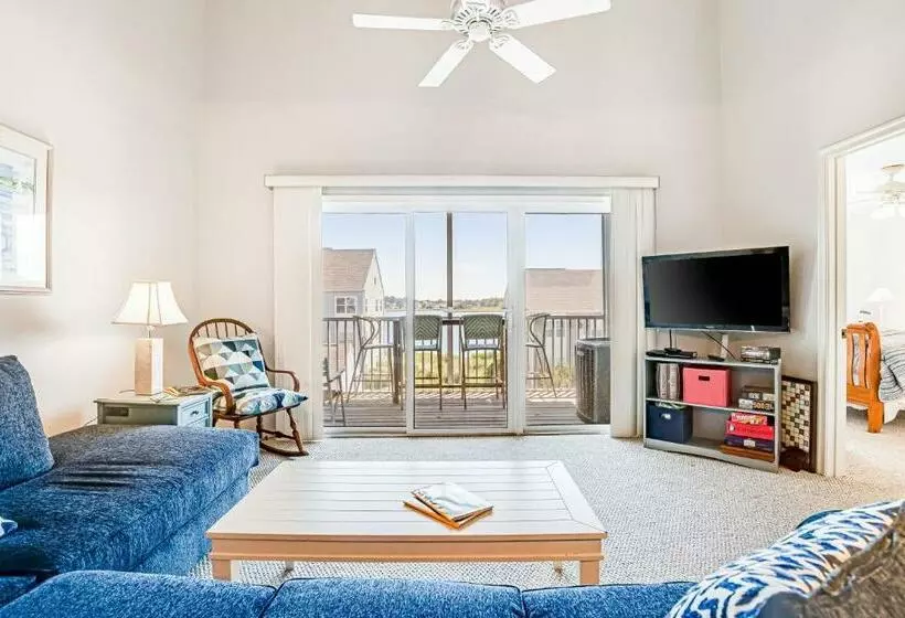 Hotelli Bethany Bay     605 Crowley