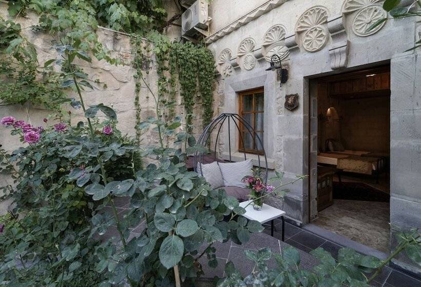 هتل Cratus Stone Palace