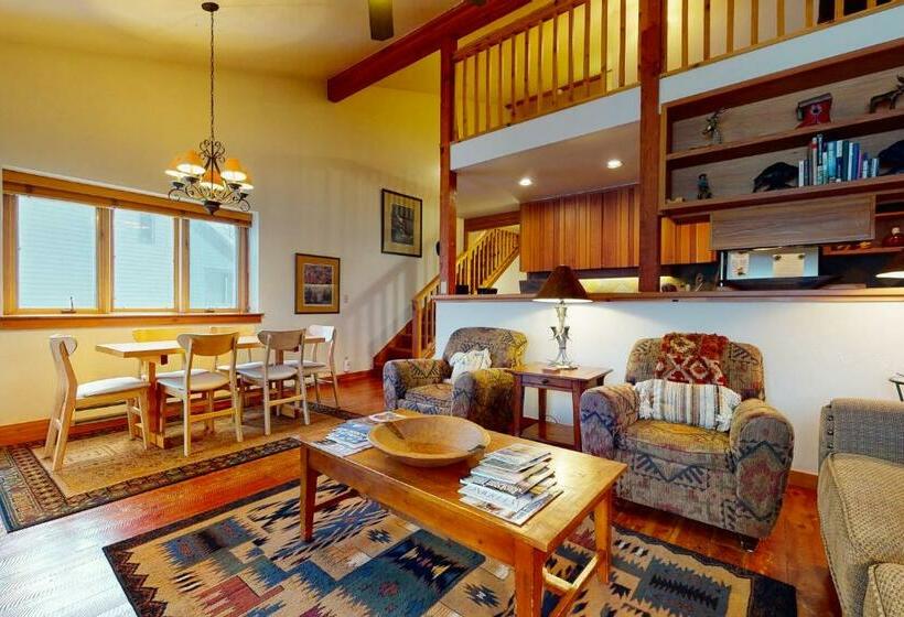 호텔 1123 Indian Paintbrush