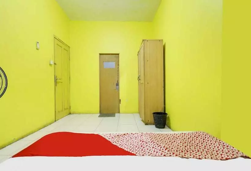 Hotelli Spot On 91879 Emes Jaya Homestay