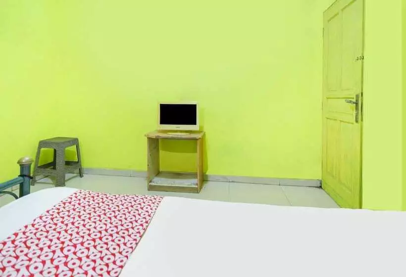 Hotelli Spot On 91879 Emes Jaya Homestay