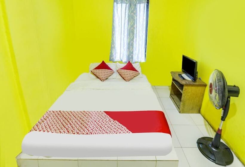 בית מלון כפרי Spot On 91879 Emes Jaya Homestay