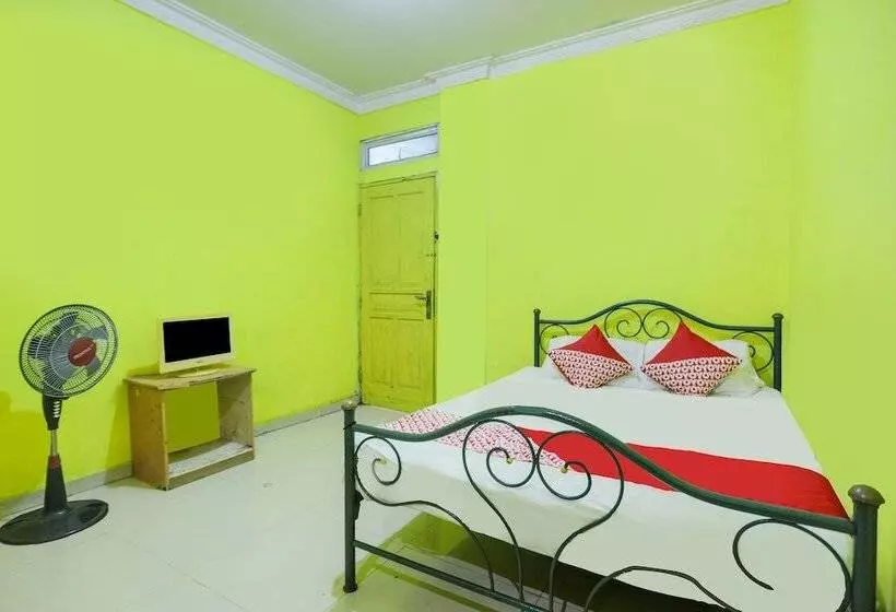 Hotelli Spot On 91879 Emes Jaya Homestay
