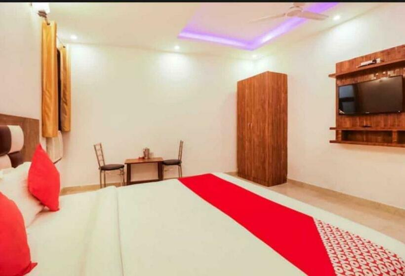 Hotelli Pop  Airport Golden