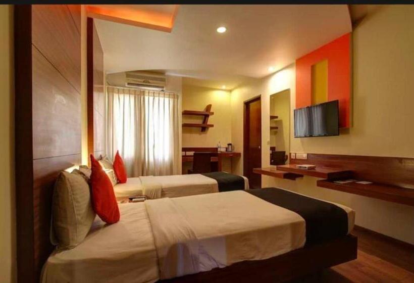 Hotelli Pop  Airport Golden