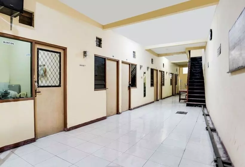 ホテル Spot On 91774 Kost Nusantara Sidoarjo
