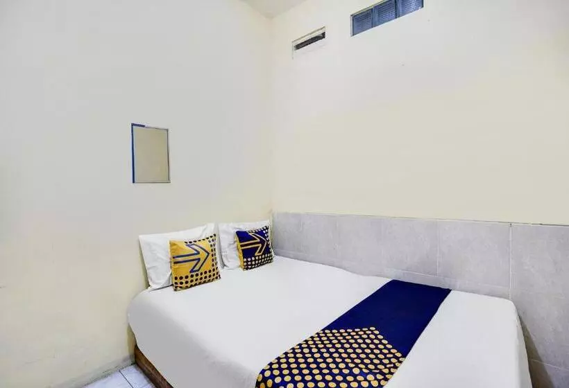 ホテル Spot On 91774 Kost Nusantara Sidoarjo