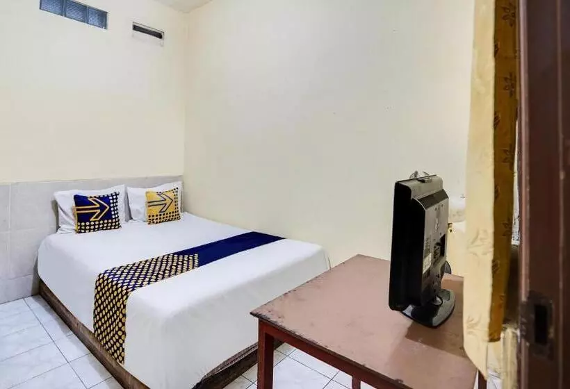 ホテル Spot On 91774 Kost Nusantara Sidoarjo