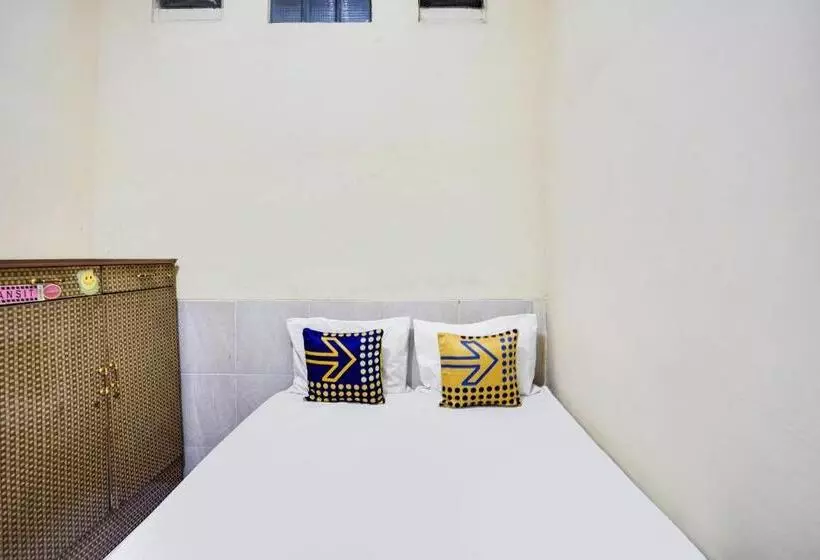 ホテル Spot On 91774 Kost Nusantara Sidoarjo