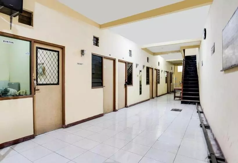 ホテル Spot On 91774 Kost Nusantara Sidoarjo