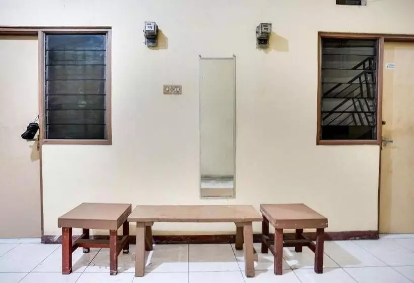 ホテル Spot On 91774 Kost Nusantara Sidoarjo