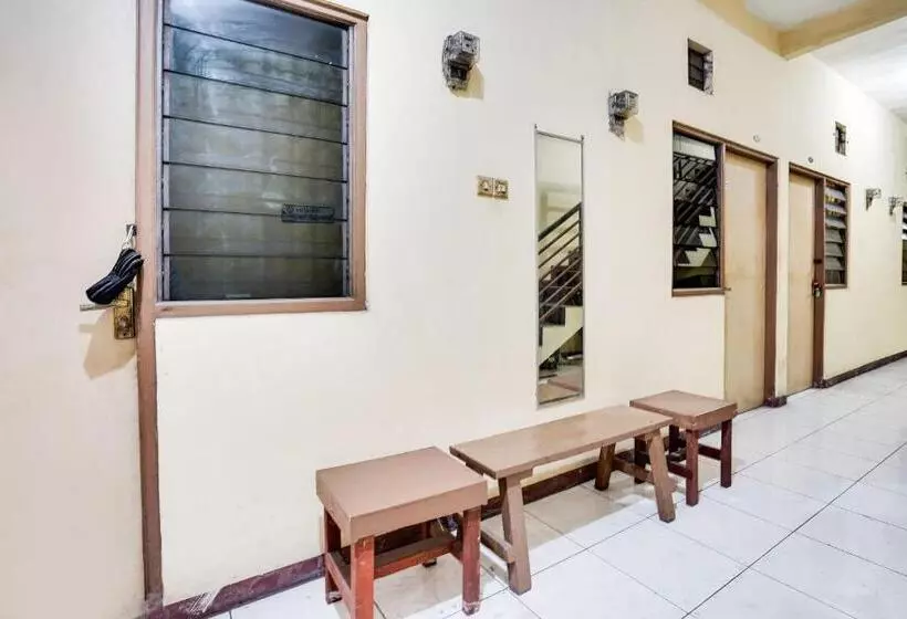 ホテル Spot On 91774 Kost Nusantara Sidoarjo