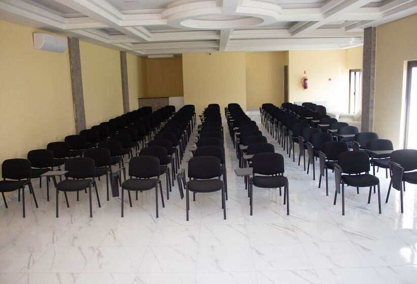 Отель Alicats Place Executive Lodge & Conference