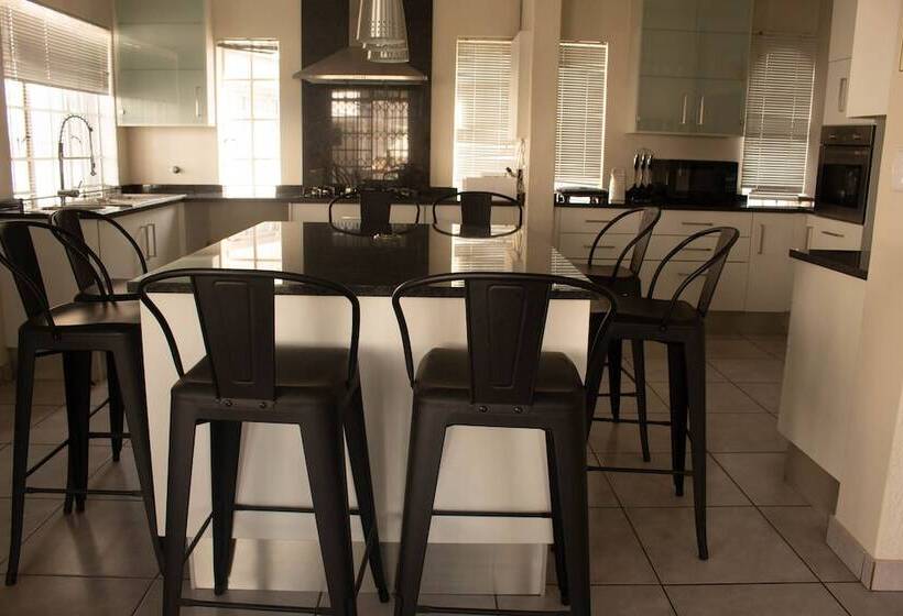 Отель Alicats Place Executive Lodge & Conference