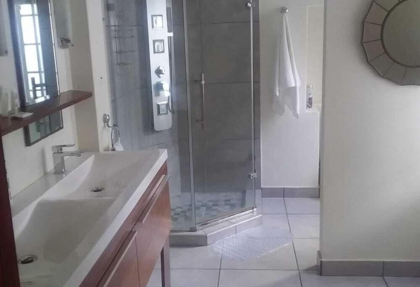 Отель Alicats Place Executive Lodge & Conference