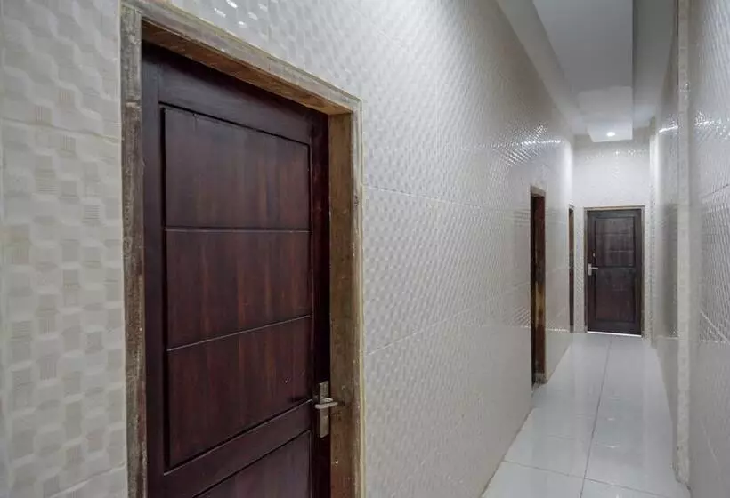 ホテル Reddoorz Near Lippo Plaza Kendari