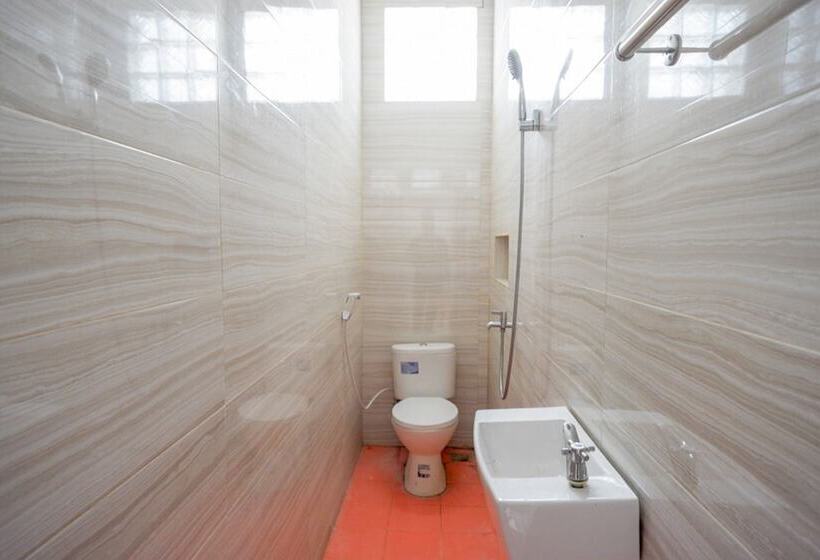 בית מלון כפרי Reddoorz Near Lippo Plaza Kendari