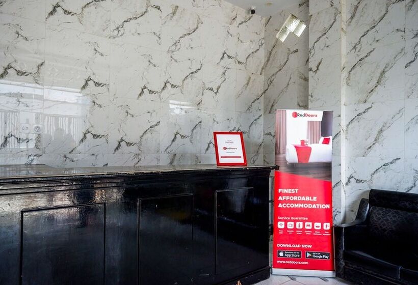 בית מלון כפרי Reddoorz Near Lippo Plaza Kendari