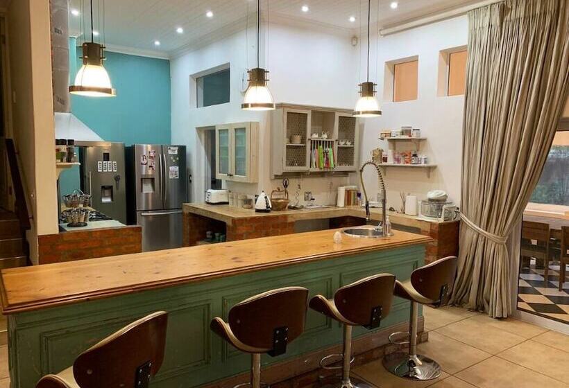 Отель Sandton Shandon House