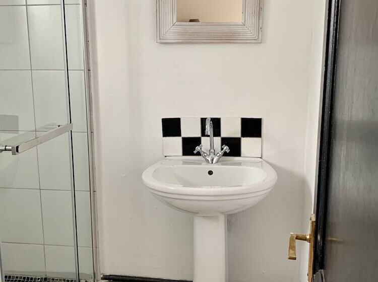 Отель Sandton Shandon House