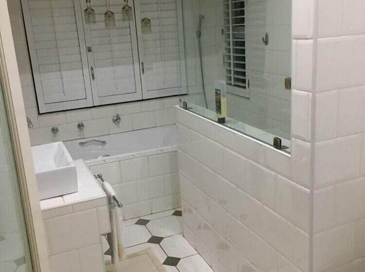 Отель Sandton Shandon House