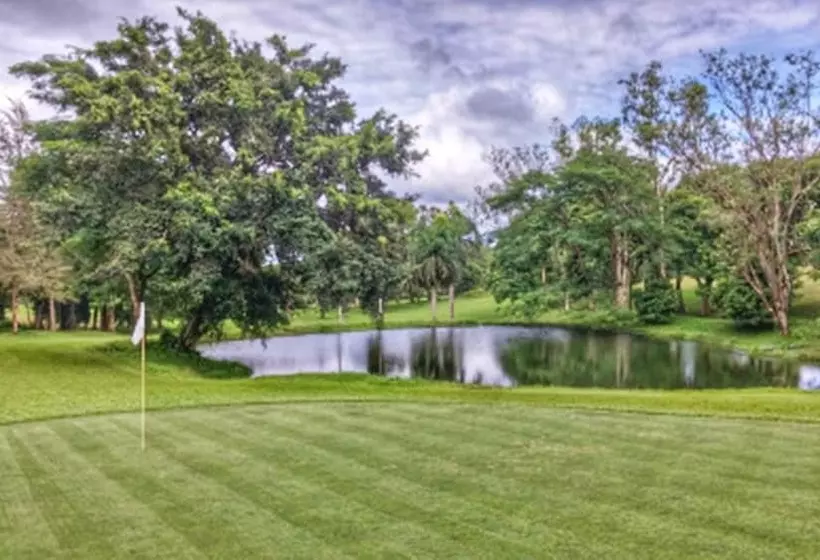 Hotelli Royale Tagaytay B&b