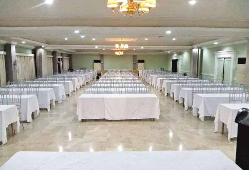 Hotelli Royale Tagaytay B&b