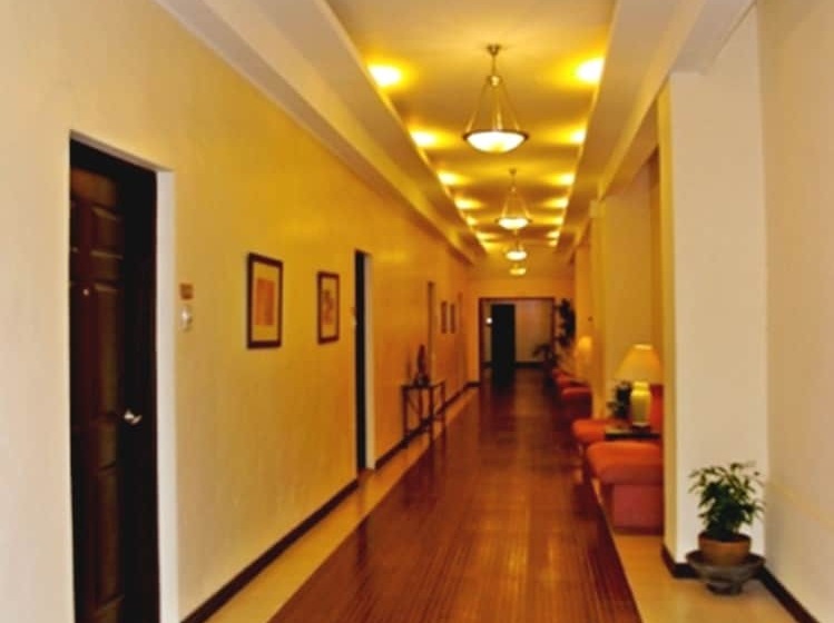 호텔 Royale Tagaytay B&b